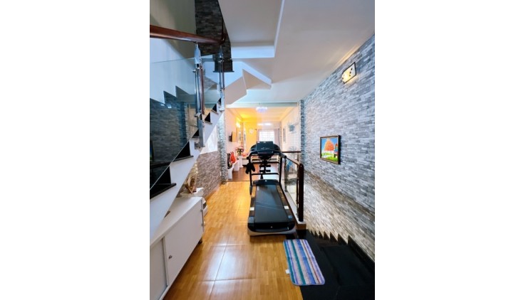 Mặt tiền đường số Vĩnh hội Q,4
5,1 x. 19 m có  50 triệu m